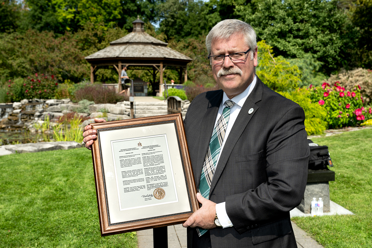 Andy receiving the Beechwood Cemetery month 2023